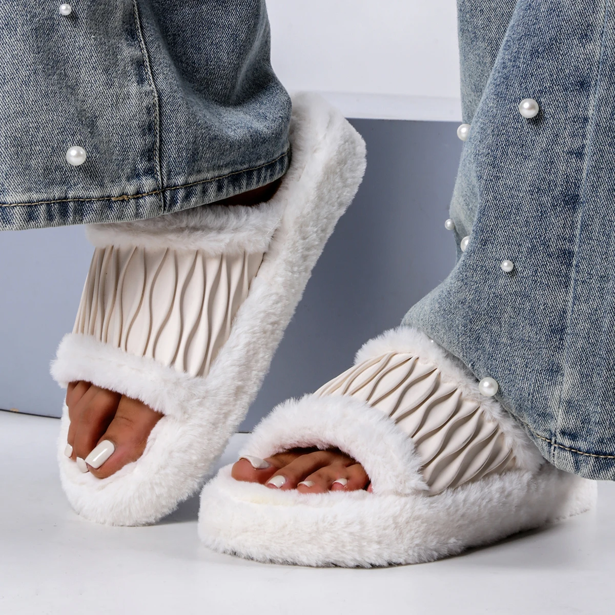 Outdoor Lighting For Your Home - Winter 2026 Dames Gezellige Bontslippers Binnen